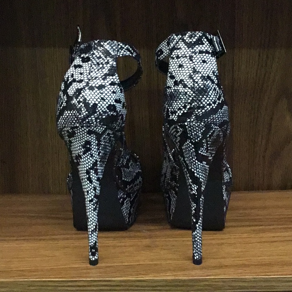 ⭐BOGO⭐SEXY PLATFORM Snake Print Stilettos - Picture 3 of 4